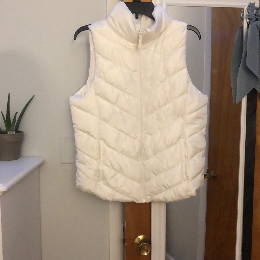 Juniors SO white puffer vest